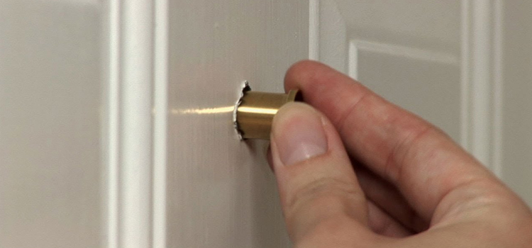 peephole door repair in Fountainebleau